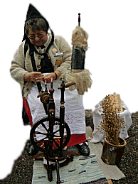 manuelles Spinnen von Flachs am Spinnrad