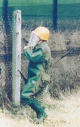 Minenr�umer in NVA Schutzkleidung